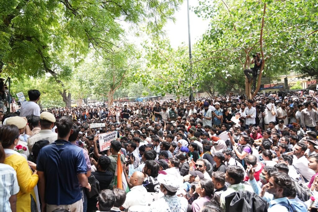 Cockroaches arrive in large numbers at the protest, demanding Dharmendra Pradhan's resignation..